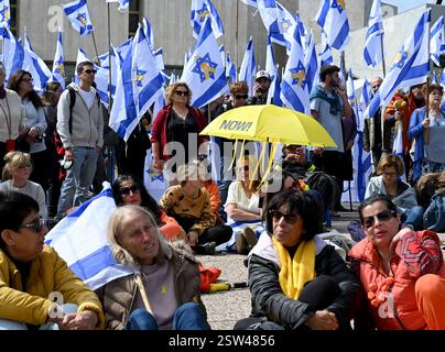 Tel Aviv, Israel. Februar 2025. Menschen versammeln sich auf dem Geiselplatz in Tel Aviv, um die vier israelischen Geiseln zu betrauern, deren Leichen heute von der Hamas in Gaza am 503. Tag der Gefangenschaft am Donnerstag, den 20. Februar 2025, zurückgegeben wurden. Drei Mitglieder der Bibas-Familie, Shiri und ihre zwei kleinen Söhne Kfir und Ariel, zusammen mit Oded Lipshitz. Foto: Debbie Hill/ Credit: UPI/Alamy Live News Stockfoto