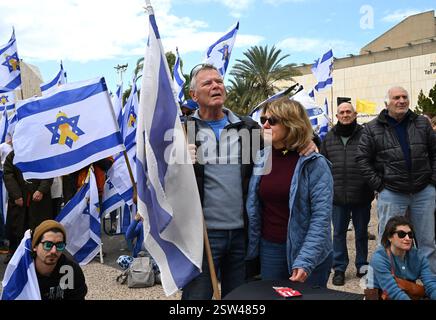 Tel Aviv, Israel. Februar 2025. Menschen versammeln sich auf dem Geiselplatz in Tel Aviv, um die vier israelischen Geiseln zu betrauern, deren Leichen heute von der Hamas in Gaza am 503. Tag der Gefangenschaft am Donnerstag, den 20. Februar 2025, zurückgegeben wurden. Drei Mitglieder der Bibas-Familie, Shiri und ihre zwei kleinen Söhne Kfir und Ariel, zusammen mit Oded Lipshitz. Foto: Debbie Hill/ Credit: UPI/Alamy Live News Stockfoto