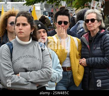 Tel Aviv, Israel. Februar 2025. Menschen versammeln sich auf dem Geiselplatz in Tel Aviv, um die vier israelischen Geiseln zu betrauern, deren Leichen heute von der Hamas in Gaza am 503. Tag der Gefangenschaft am Donnerstag, den 20. Februar 2025, zurückgegeben wurden. Drei Mitglieder der Bibas-Familie, Shiri und ihre zwei kleinen Söhne Kfir und Ariel, zusammen mit Oded Lipshitz. Foto: Debbie Hill/ Credit: UPI/Alamy Live News Stockfoto