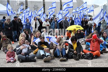 Tel Aviv, Israel. Februar 2025. Menschen versammeln sich auf dem Geiselplatz in Tel Aviv, um die vier israelischen Geiseln zu betrauern, deren Leichen heute von der Hamas in Gaza am 503. Tag der Gefangenschaft am Donnerstag, den 20. Februar 2025, zurückgegeben wurden. Drei Mitglieder der Bibas-Familie, Shiri und ihre zwei kleinen Söhne Kfir und Ariel, zusammen mit Oded Lipshitz. Foto: Debbie Hill/ Credit: UPI/Alamy Live News Stockfoto