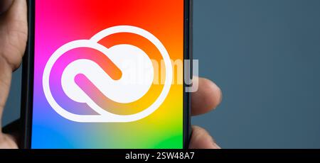 Dhaka, Bangladesch- 21. September 2024: Das Adobe Creative Cloud-Logo wird auf dem Smartphone angezeigt. Stockfoto