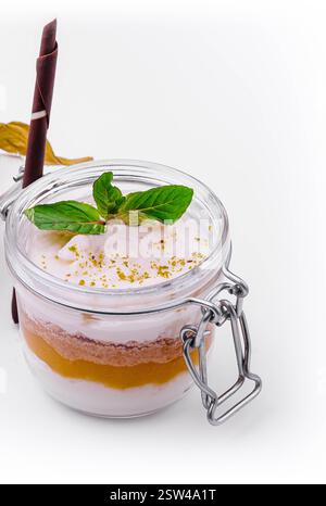 Tiramisu in einem Glas mit Mango Stockfoto