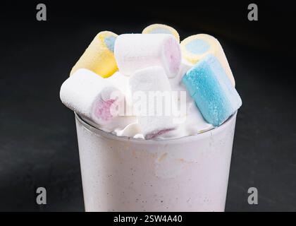 Heiße Schokolade mit Marshmallows und Schlagsahne Stockfoto