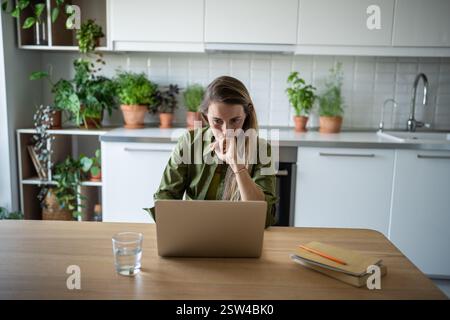 Beschäftigte Buchhalterin freischaffende Frau, die zu Hause arbeitet und sich über die Ergebnisse der Finanzberichte verärgert fühlt Stockfoto