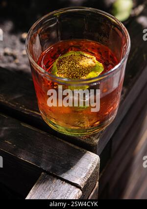 Alkoholischer Negroni-Cocktail mit Blick von oben Stockfoto
