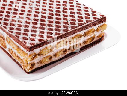 Mehrschichtiger Kakao-Biskuitkuchen isoliert auf weiß Stockfoto