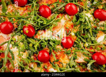 Traditionelle italienische Pizza mit Kirschtomaten aus nächster Nähe Stockfoto