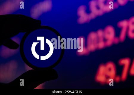 Dhaka, Bangladesch, 24. September 2024: Eine Person, die eine Lupe hält, um das Logo des Trade Desk zu inspizieren. Stockfoto