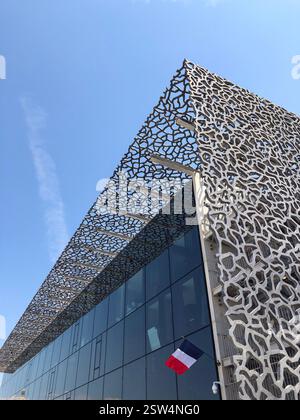 Ein atemberaubendes modernes Museum in Marseille mit einer komplexen geometrischen Fassade und einer Glasfassade. Stockfoto