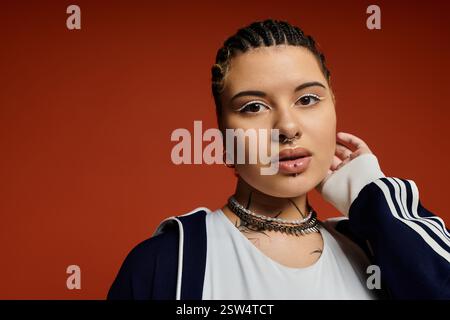 Die junge Frau zeigt ihren einzigartigen Sinn für Mode mit komplizierten Details und auffälligen Accessoires. Stockfoto