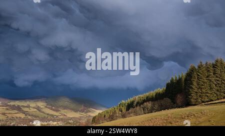 Seltene Mamma-Wolken, die sich unterhalb eines vorbeiziehenden Sturms oberhalb von Drumnadrochit in den schottischen Highlands bilden. Stockfoto