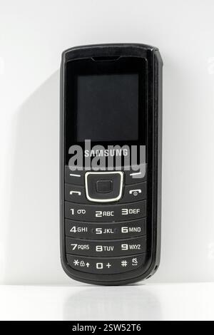 Klassisches Handy Samsung GT-E1100 mit Innovation und Design der frühen 2000er Jahre Stockfoto