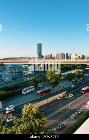 Urbaner Lebensstil. Belgrader Straße mit Autos. Panorama der Stadt im Hintergrund Stockfoto