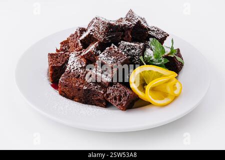 Schokoladen-Brownie-Stücke auf weißem Teller Stockfoto