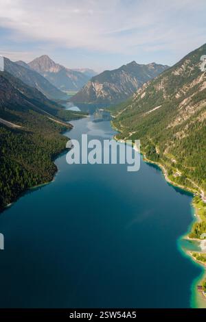 Atemberaubender Blick aus der Vogelperspektive auf den Plansee inmitten majestätischer Berge in Österreich im Sommer Stockfoto