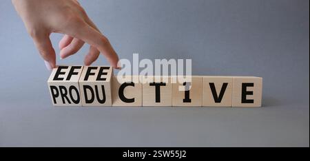 Effektives und produktives Symbol. Gedrehte Würfel mit Worten, die produktiv und effektiv sind. Wunderschöner, schöner Hintergrund. Geschäftsmann Hand. Geschäftlich und effektiv Stockfoto