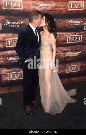 Sebastian Roche und Alicia Hannah-Kim bei der Premiere der 2. Staffel der Paramount Serie 1923 im Harmony Gold Theater. Los Angeles, 19.02.2025 *** Sebastian Roche und Alicia Hannah Kim bei der Premiere der zweiten Staffel der Paramount-Serie 1923 im Harmony Gold Theater Los Angeles, 19 02 2025 Foto:xD.xStarbuckx/xFuturexImagex 1923 5328 Stockfoto