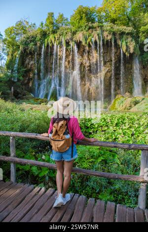 Entdecken Sie die bezaubernde Schönheit des Nationalparks Plitvicer Seen in Kroatien Stockfoto