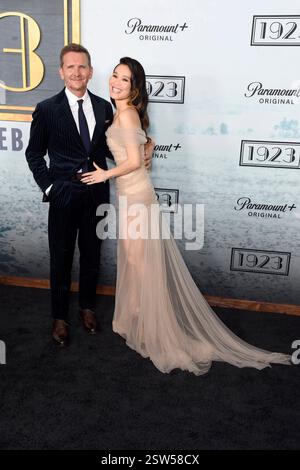 Sebastian Roche und Alicia Hannah-Kim bei der Premiere der 2. Staffel der Paramount Serie 1923 im Harmony Gold Theater. Los Angeles, 19.02.2025 *** Sebastian Roche und Alicia Hannah Kim bei der Premiere der zweiten Staffel der Paramount-Serie 1923 im Harmony Gold Theater Los Angeles, 19 02 2025 Foto:xD.xStarbuckx/xFuturexImagex 1923 5337 Stockfoto