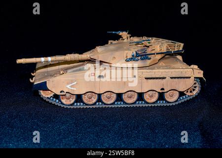 Modellierung und Layout. Maßstabsgetreues Modell eines Merkava-Panzers oder Kampfpanzers mit Wüstentarnung. Stockfoto