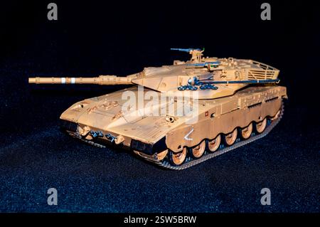 Modellierung und Layout. Maßstabsgetreues Modell eines Merkava-Panzers oder Kampfpanzers mit Wüstentarnung. Stockfoto