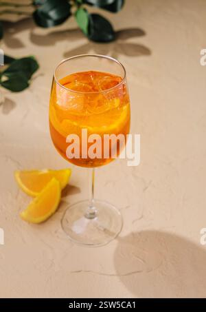 Erfrischender aperol Spritz Cocktail mit Orangenscheiben Stockfoto