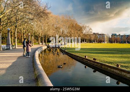 Blick auf einen Wassergraben rund um den Bellevue City Park in Bellevue, Washington. Stockfoto