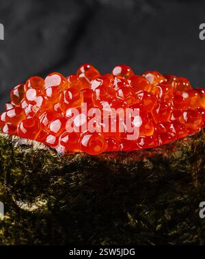 Exquisites Lachsrogen-Sushi aus nächster Nähe Stockfoto