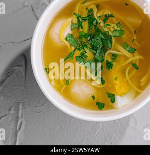 Hausgemachte Hühnernudelsuppe in einer Schüssel Stockfoto