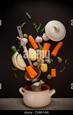Gemüse in Bewegung vor dem Kochen in Suppe. Stockfoto