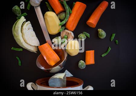 Gemüse in Bewegung vor dem Kochen in Suppe. Stockfoto