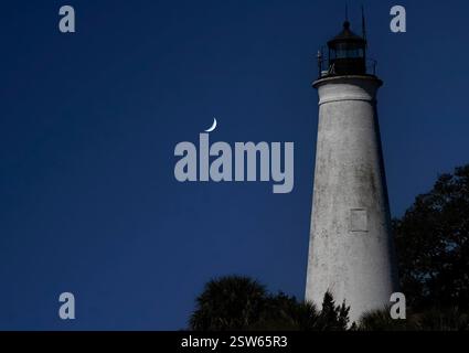 Leuchtturm mit dunklem Himmel und Mond im Saint Marks National Wildlife Refuge am Saint Marks River in Tallahassee, Florida. Stockfoto