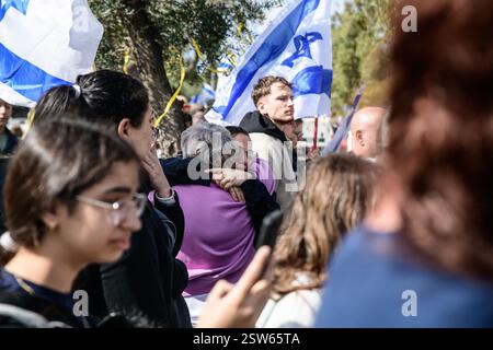 Tel Aviv, Israel. Februar 2025. Die Israelis weinen und umarmen sich, als die Geiselkörperchen das Forensische Institut von Abu Kabir erreichen. Israelis versammelten sich vor dem Abu Kabir Forensic Institute, um ihren Respekt vor den verstorbenen israelischen Geiseln Shiri Bibas, Kfir Bibas, Ariel Bibas und Oded Lifshitz zu zeigen. Quelle: SOPA Images Limited/Alamy Live News Stockfoto