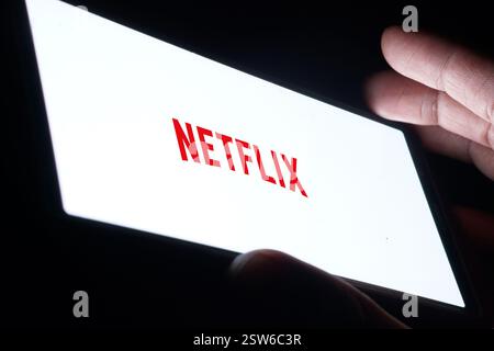 Dhaka, Bangladesch - 06. Oktober 2024: Das Netflix-Logo wird auf dem Smartphone angezeigt. Stockfoto