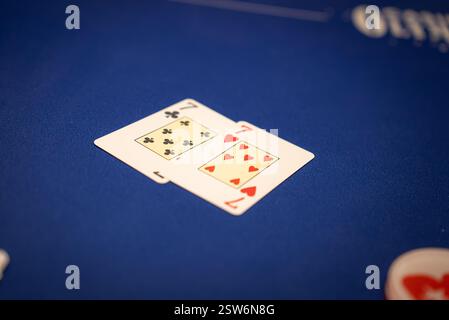 Nahaufnahme von Paar Sevens auf Blue Poker Table im Casino Setting Stockfoto