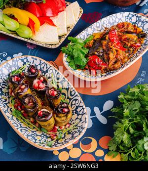 Lebhafte Auswahl an mediterranen Gerichten mit frischem Gemüse und Kräutern Stockfoto