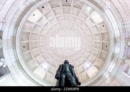 WASHINGTON DC – im Inneren des Thomas Jefferson Memorial befindet sich eine 19 Meter hohe Bronzestatue von Thomas Jefferson, die vom Bildhauer Rudulph Evans geschaffen wurde. Die runde Kuppel des Gedenkwerks erhebt sich über der Statue mit Kassettendecken, die von der römischen Architektur inspiriert sind. Ionische Marmorsäulen umgeben die Kammer, die Tafeln enthält, die mit Zitaten aus Jeffersons Schriften beschriftet sind. Stockfoto