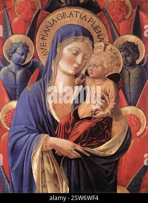 GOZZOLI, Benozzo (* ca. 1420, Firenze, d. 1497, Pistoia) Madonna und Kind ca. 1460 Tempera auf der Tafel, 84,8 x 50,6 cm Institut für Künste, Detroit diese Madonna und Kind unter Cherubim und Seraphim hat eine große Kraft, dank intensiver und fast visionärer Plastik. Besonders wirksam ist sie durch ihre Kombination von prächtigen Details in der Kleidung, die mehr nach der Art des Goldschmieds als nach dem Maler verziert sind (siehe die Juwelengrenze des Kleides der Jungfrau, gemalt auf einem leichten Gipsrelief), mit der wesentlichen Festigkeit der bunten Engel, die von ihren zahlreichen geschützt sind Stockfoto