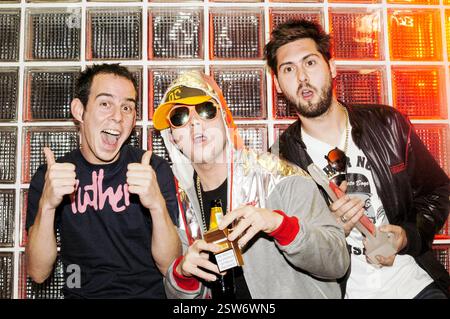 GOLDIE LOOKIN Chain, MAIN RAPPER, 2003: John Rutledge (Eggsy), Adam Hussain und RHYS von GLC der Band Goldie Lookin Chain gewinnen am 24. Oktober 2003 einen Newcomer Award als Popfactory Awards in Porth, Wales, Großbritannien. Foto: ROB WATKINS. INFO: Goldie Looking Chain ist eine walisische Comedy-Rap-Gruppe, die 2003 gegründet wurde. Bekannt für ihre humorvollen Texte und unverwechselbaren Persönlichkeiten, erlangten sie mit Hits wie „Guns Don't Kill People, Rapper Do“ und ihrer satirischen Interpretation der britischen Hip-Hop-Kultur Berühmtheit. Stockfoto