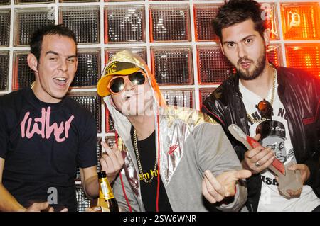 GOLDIE LOOKIN Chain, MAIN RAPPER, 2003: John Rutledge (Eggsy), Adam Hussain und RHYS von GLC der Band Goldie Lookin Chain gewinnen am 24. Oktober 2003 einen Newcomer Award als Popfactory Awards in Porth, Wales, Großbritannien. Foto: ROB WATKINS. INFO: Goldie Looking Chain ist eine walisische Comedy-Rap-Gruppe, die 2003 gegründet wurde. Bekannt für ihre humorvollen Texte und unverwechselbaren Persönlichkeiten, erlangten sie mit Hits wie „Guns Don't Kill People, Rapper Do“ und ihrer satirischen Interpretation der britischen Hip-Hop-Kultur Berühmtheit. Stockfoto