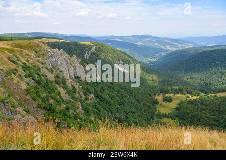 Berge in der Nähe von Le Hohneck in den Vogesen, sonniger Tag im Sommer, blauer Himmel Stockfoto