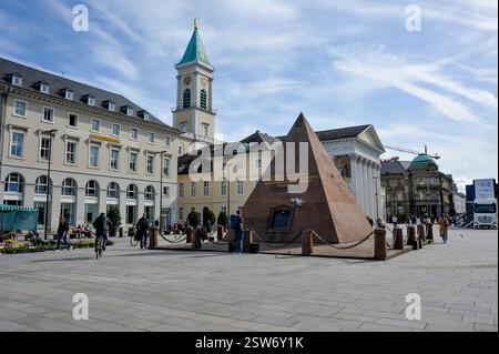 Deutschland, Baden-Württemberg, Karlsruhe 20.02.2025, Deutschland, DE, Baden-Württemberg, Karlsruhe im Bild Themenbild, Stadtansichten, Marktplatz, Pyramide, Tourismus, Touristen der Marktplatz ist der zentrale Platz in der Karlsruher Innenstadt. Er liegt an der Kreuzung des Schlosses nach Sueden ausgehenden zentralen Achse des faecherfoermigen Stadtgrundrisses mit der Hauptgeschaeftsstraße Kaiserstraße. Die beherrschenden Bauten des Platzes sind die Stadtkirche und ihr gegenueber das Rathaus, wie die gesamte Platzanlage klassizistische Entwuerfe von Friedrich Weinbrenner. Auf dem Platz b Stockfoto