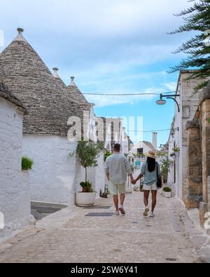 Ein paar Spaziergänge Hand in Hand durch die bezaubernden Straßen des Trulli-Dorfes Apulien Stockfoto