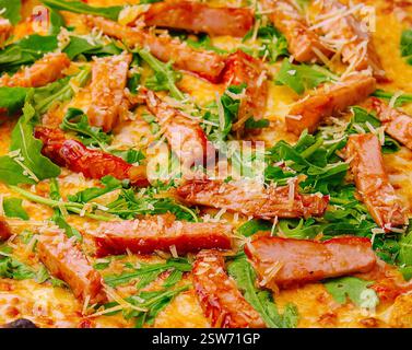 Appetitliche Pizza mit geräuchertem Lachs aus nächster Nähe Stockfoto