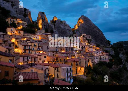 Bezauberndes Dorf Castelmezzano, das bei Dämmerung beleuchtet ist, eingebettet in dramatische felsige Hügel in Italien Stockfoto
