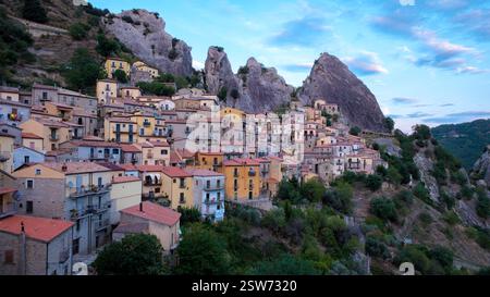 Erkunden Sie Castelmezzano, ein bezauberndes Dorf zwischen alten felsigen Gipfeln in Italien Stockfoto