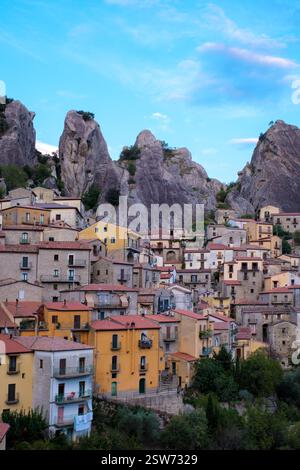 Entdecken Sie das bezaubernde Dorf Castelmezzano, eingebettet in atemberaubende Felsenlandschaften in Italien Stockfoto