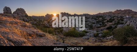 Dramatischer Sonnenuntergang über den überirdischen Karstformationen von El Torcal de Antequera, der seine einzigartige Skulpturenlandschaft zeigt. Stockfoto