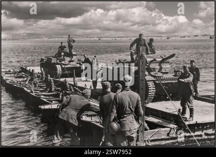 BARBAROSSA Nazi-deutsche Truppen überqueren den Dnieper River 2 PzKpfw II Ausf C Panzer der 11. Panzerdivision auf einer Fähre, die bereit ist, abzureisen. September 1941 UdSSR. Zwei Panzer II werden auf einem Pontonfloß über die Dnieper transportiert. Stockfoto