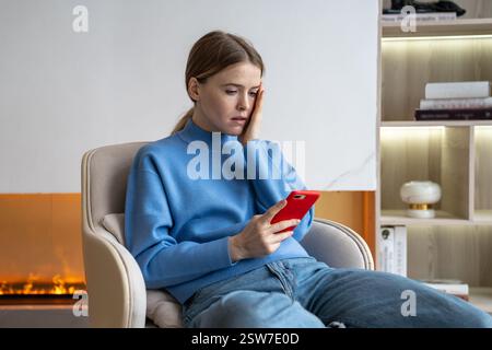 Besorgte schockierte Frau, die liest, erhielt schreckliche, gestresste Nachrichten auf dem Telefon-Bildschirm, wurde betrogen, gehackt. Stockfoto
